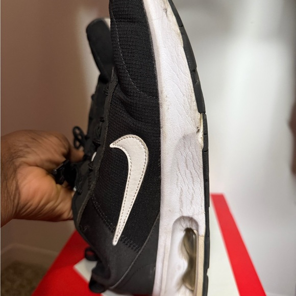 Nike Air Max INTRLK Black and White Sneakers Size 9 (used) - Picture 7 of 9